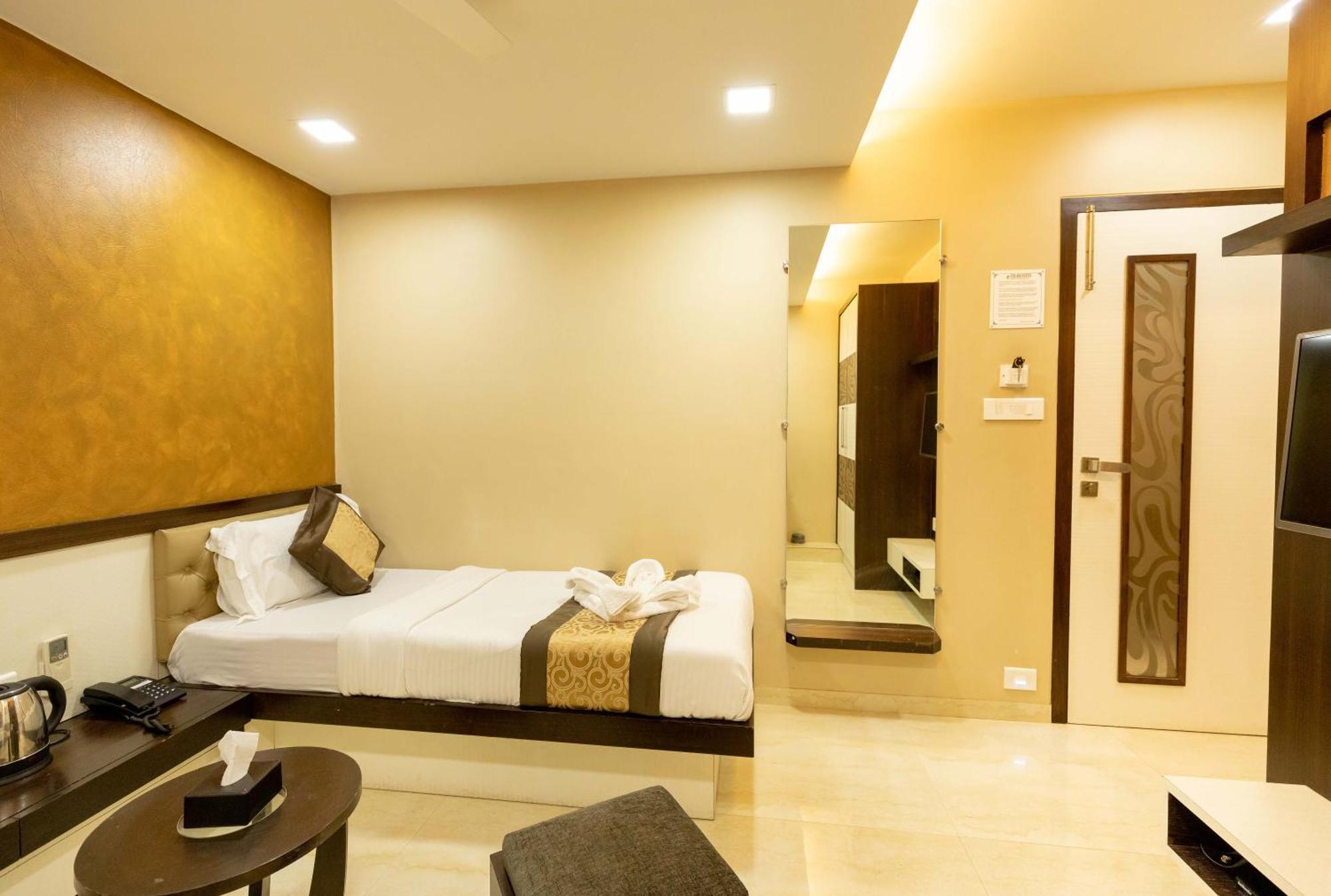 The Majlis Hotel - Colaba Mumbai Eksteriør bilde